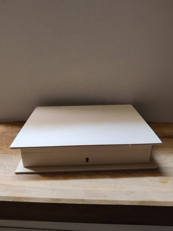 Kist in boekvorm met sleuteltje