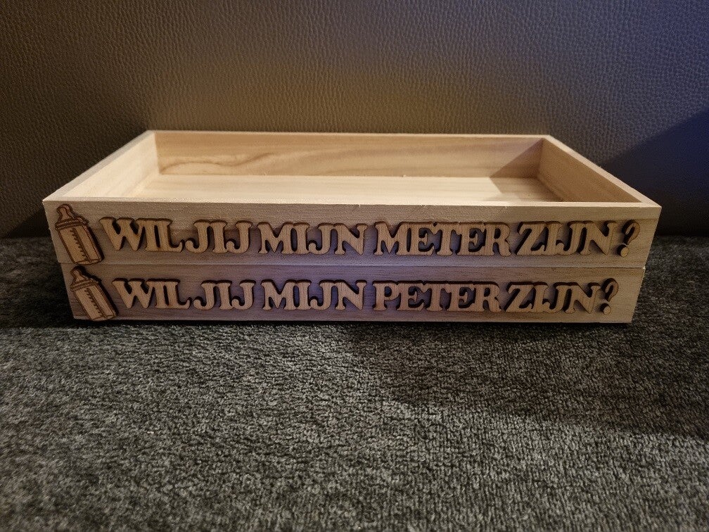 Plateau met op gekleefde letters