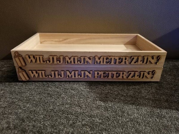 Plateau met op gekleefde letters