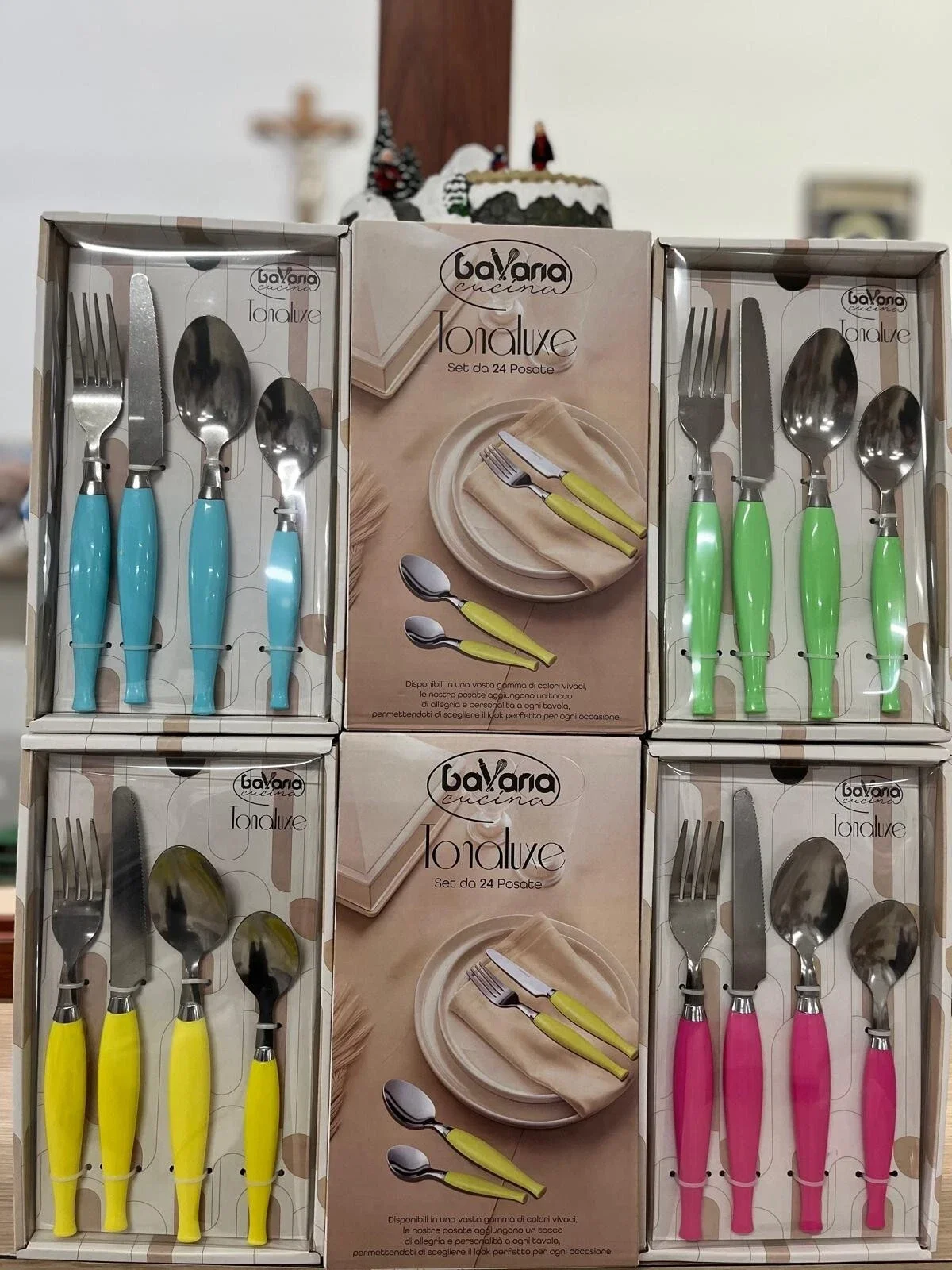 set 24 posate con manico colorato in 4 colorazioni:verde,giallo,rosa,celeste