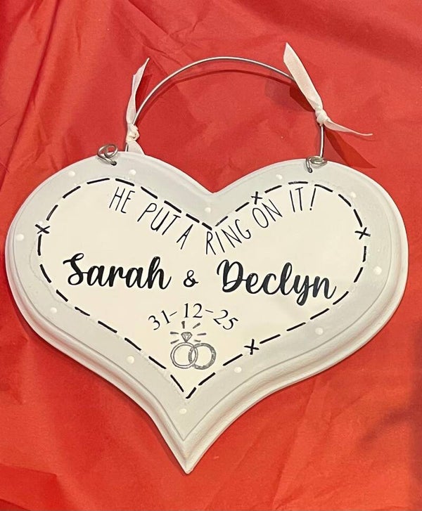 Engagement plaque