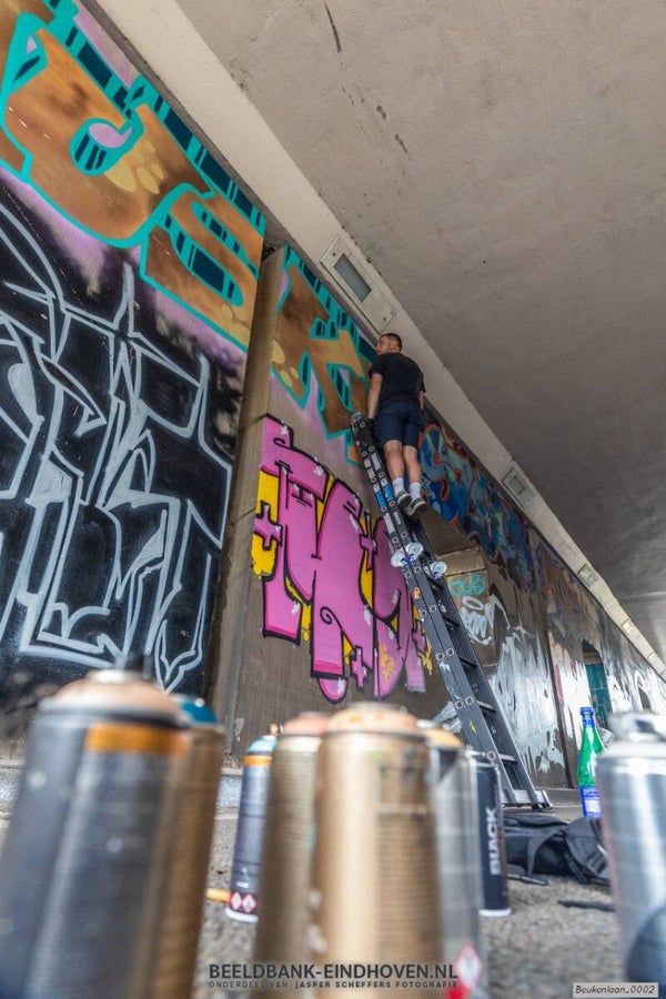 Grafity spuiten in de tunnel Beukenlaan