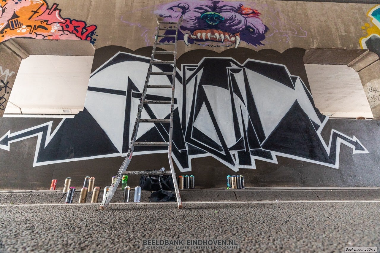 Grafity in de tunnel Beukenlaan