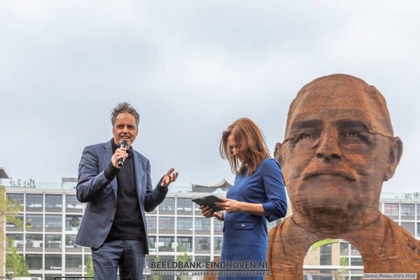 Presentatie kunstwerk 'Poort naar de Toekomst'