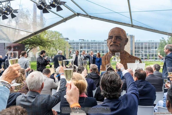 Presentatie kunstwerk 'Poort naar de Toekomst'