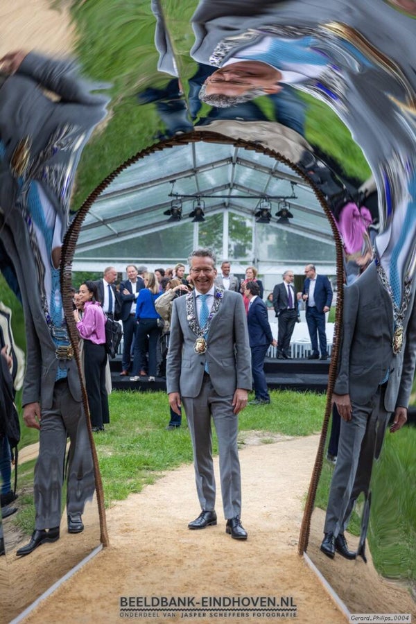 Presentatie kunstwerk 'Poort naar de Toekomst'