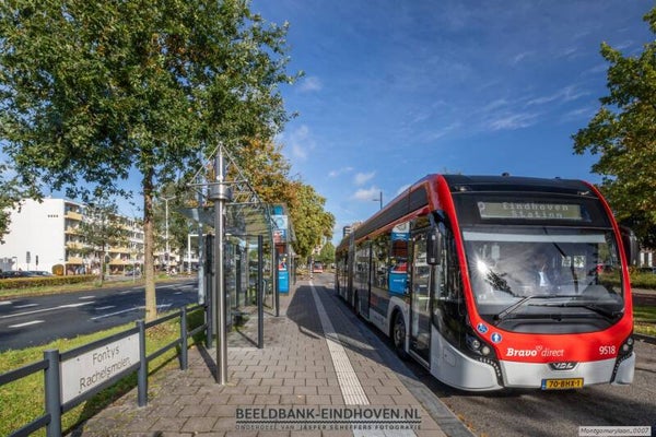 Bus bij bushalte Veldmaarschalk Montgomerylaan