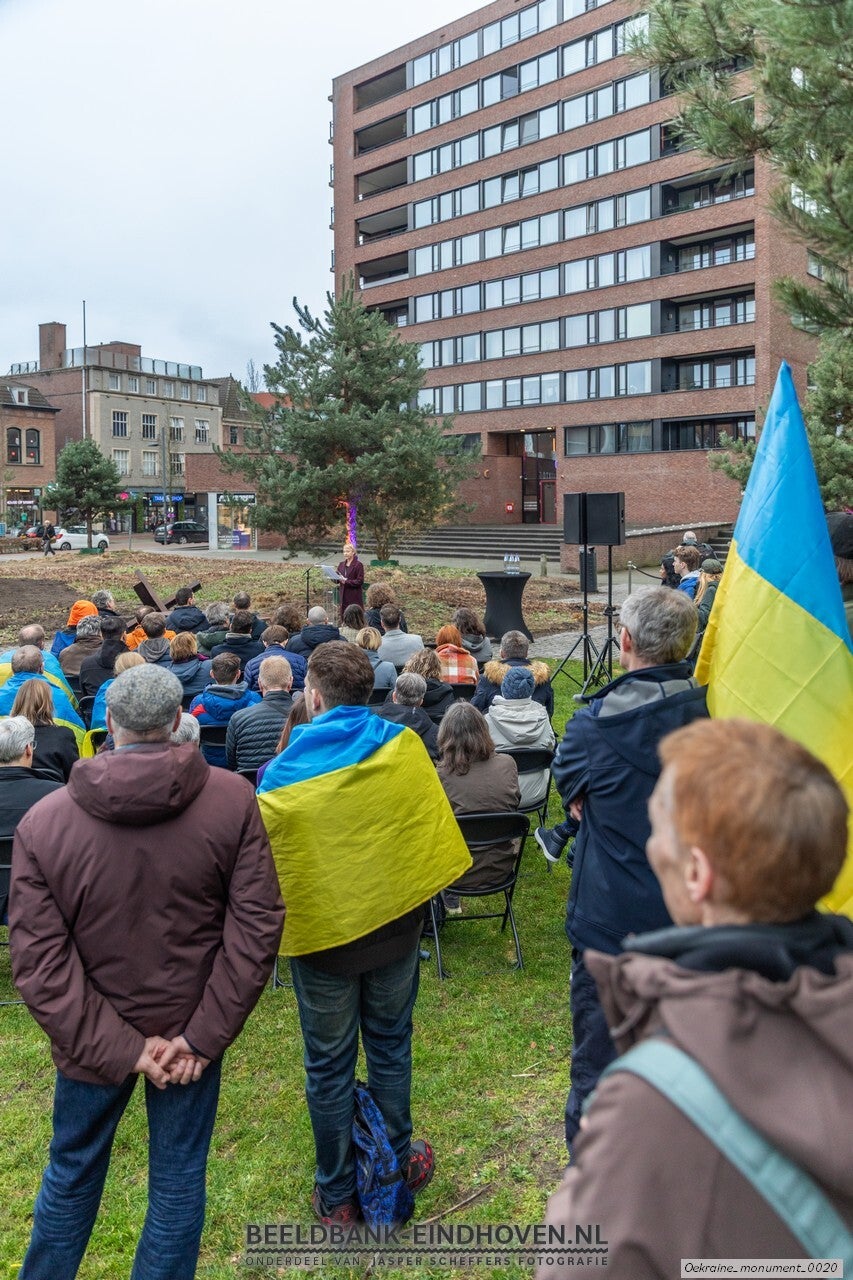 Oekraïense vlagen tijdens presentatie monument