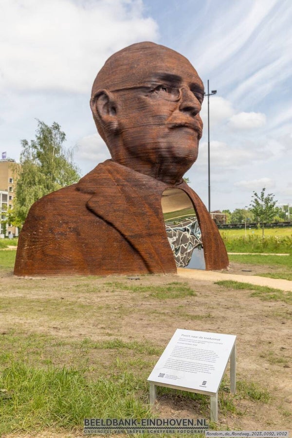 Buste Gerard Philips in Gloeilampplantsoen
