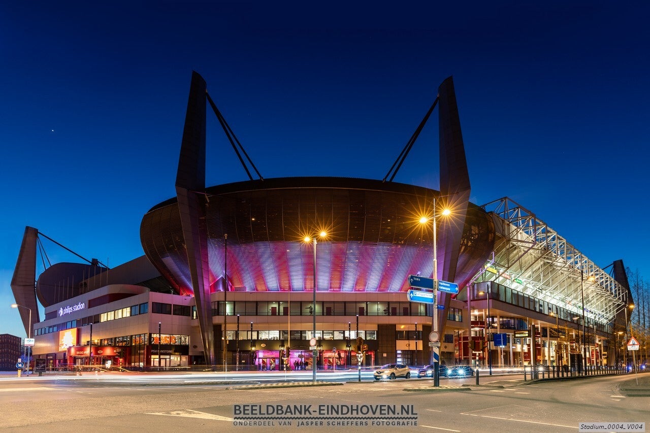 Het Philips Stadion in de schemer