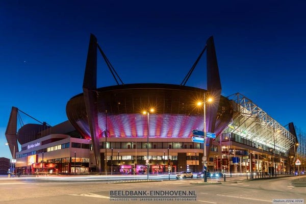 Het Philips Stadion in de schemer
