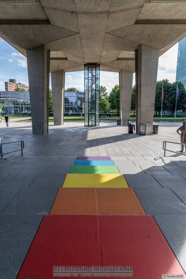 Regenboog ingang Atlas