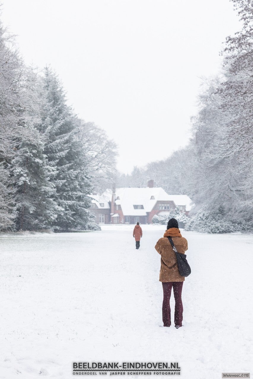 Wandelen over de Wielewaal in de sneeuw