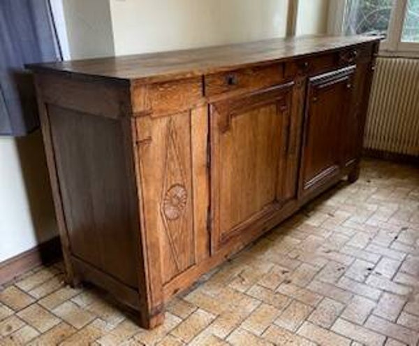 Ce bahut  ancien en chêne clair conviendra à merveille à tout type d’intérieur.
