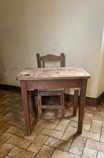 ancien bureau d'enfant et sa chaise  en bois