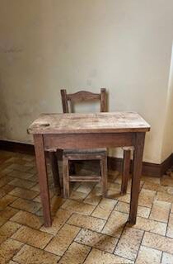 ancien bureau d'enfant et sa chaise  en bois