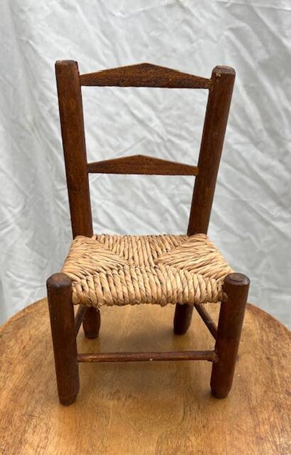 Petite chaise paillée ancienne pour poupée ou décoration