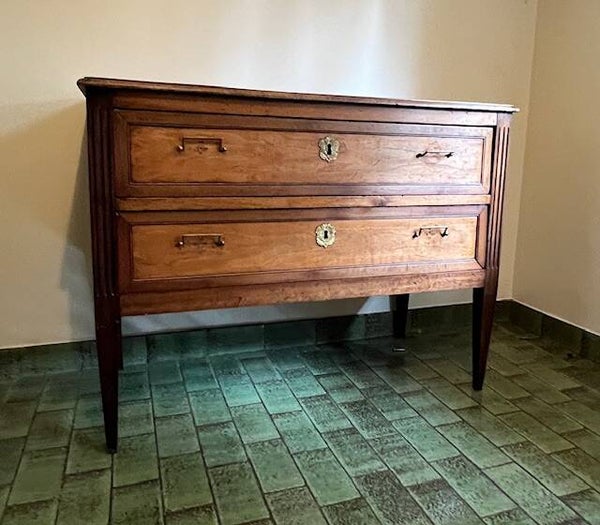 Commode Sauteuse à deux tiroirs en noyer de style Louis XVI