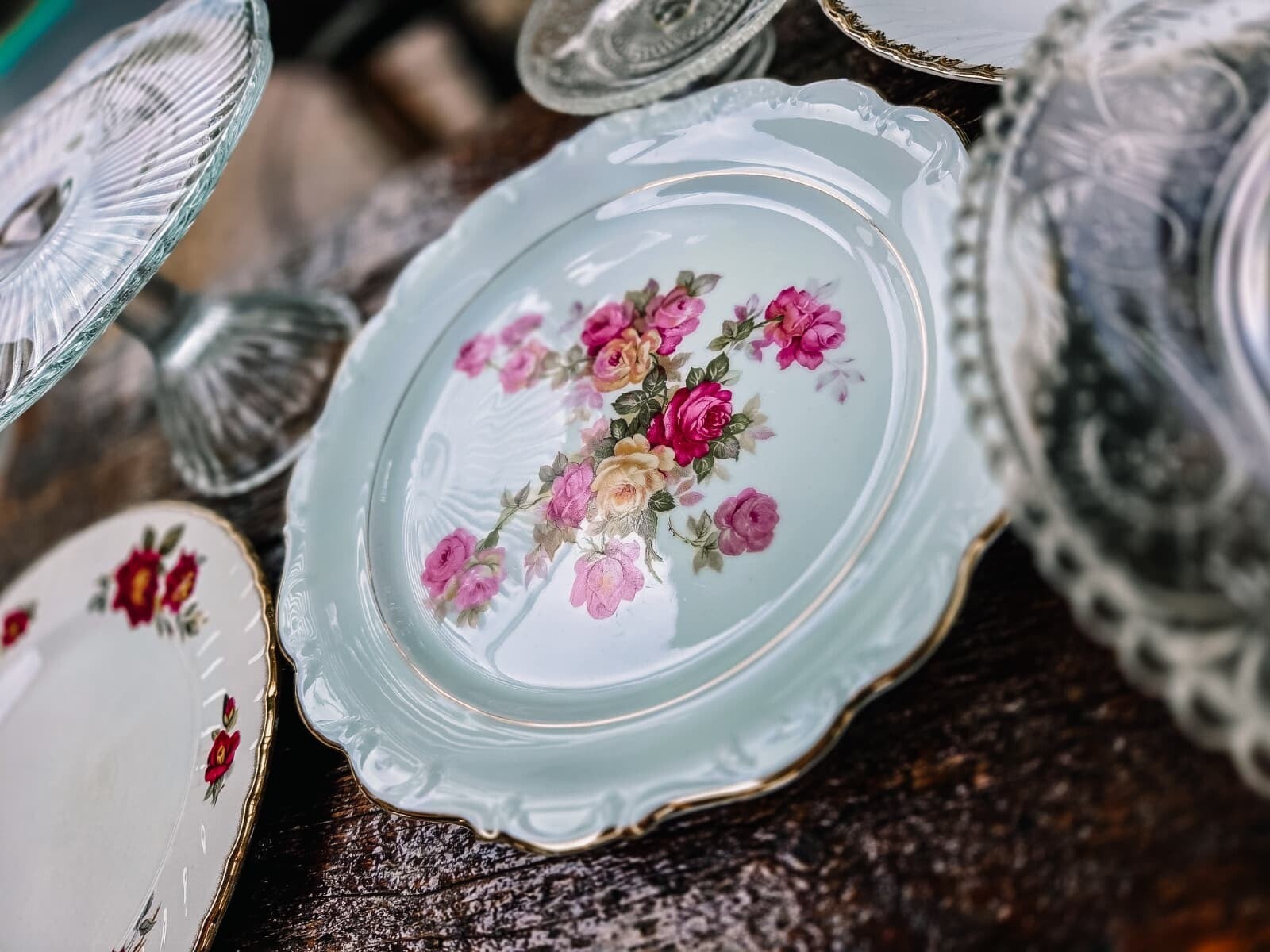 Vintage serveerborden en taart plateau's