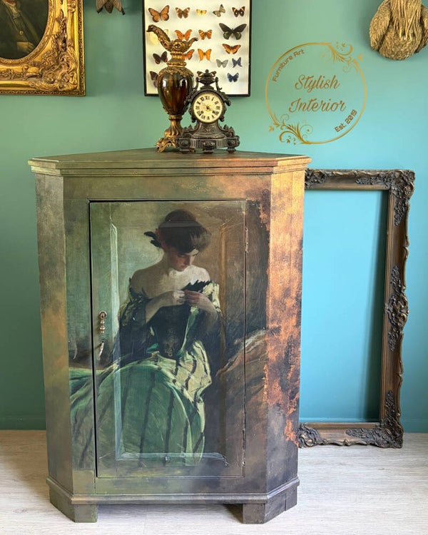 Hoekkast the lady in green