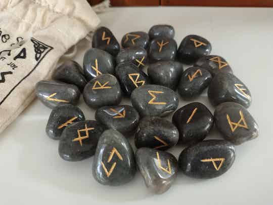 Labradorite rhunes