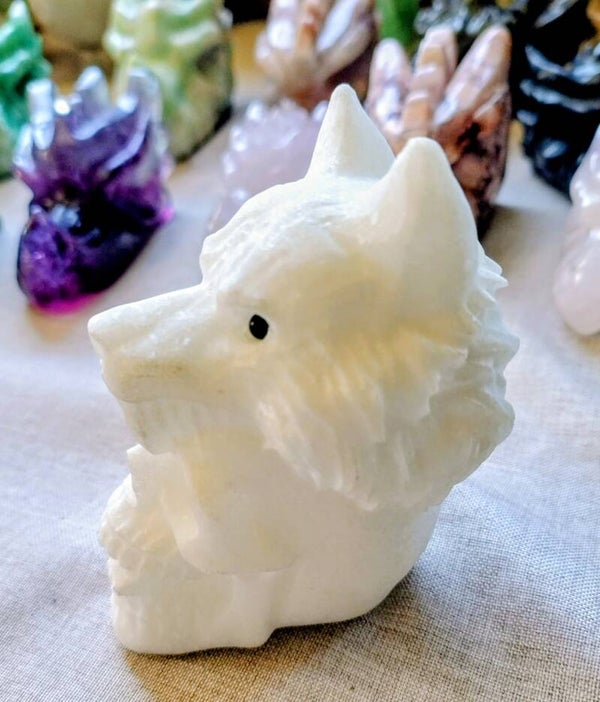 Carving witte jade wolf skull