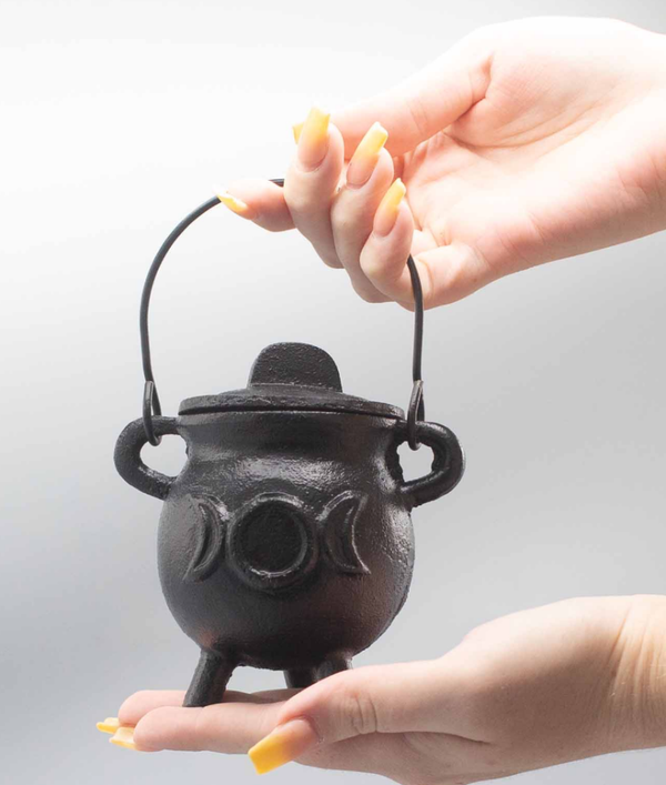 Gietijzeren ketel met drievoudige maan