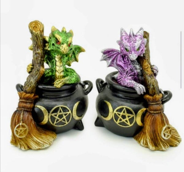 Baby dragon in ketel groen