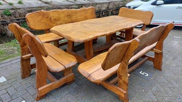 Tuinset met tafel en vier banken