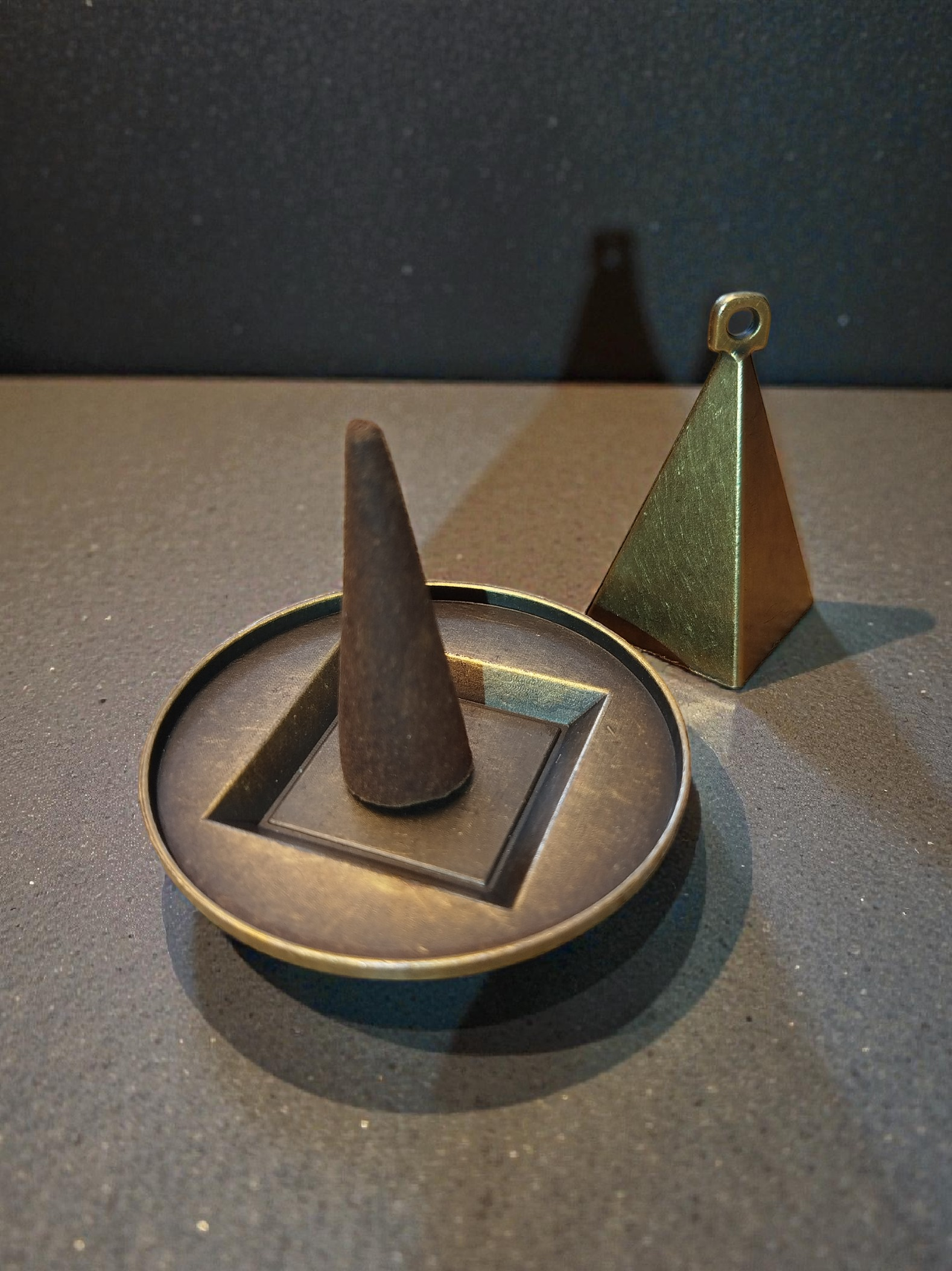 Halter für Räucherkegel Pyramide