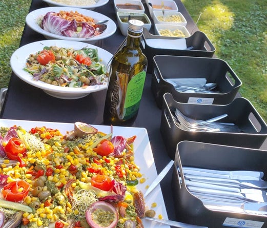 foto van een salade opstelling voor een Hollandse BBQ Catering