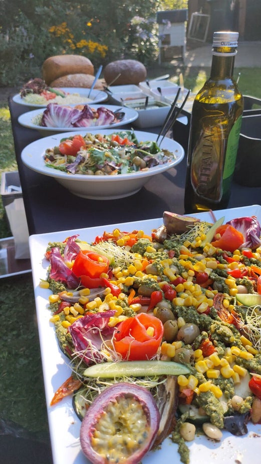 Foto van de salades voor een BBQ Catering