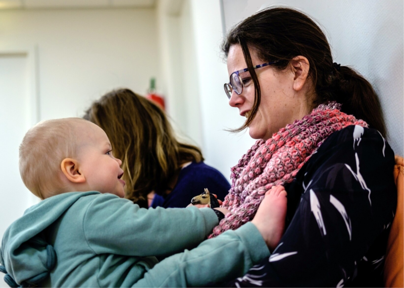 Moeder met dreumes in speelgroep Visjeinhetwater Groningen Roden