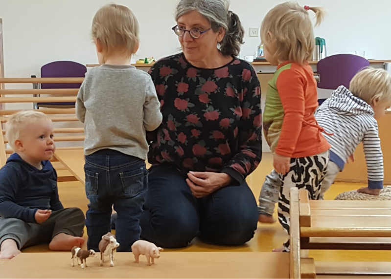 Speelgroepbegeleider vrouw met dreumesen in speelgroep Visjeinhetwater Groningen Roden