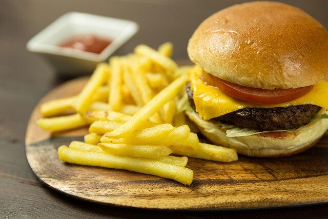 Burger mit Pommes Frites
