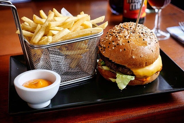 Hamburger (180g) & Pommes Frites