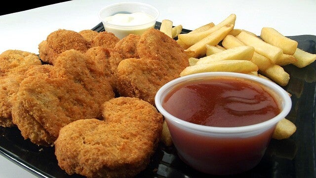Hähnchen Nuggets mit Pommes Frites