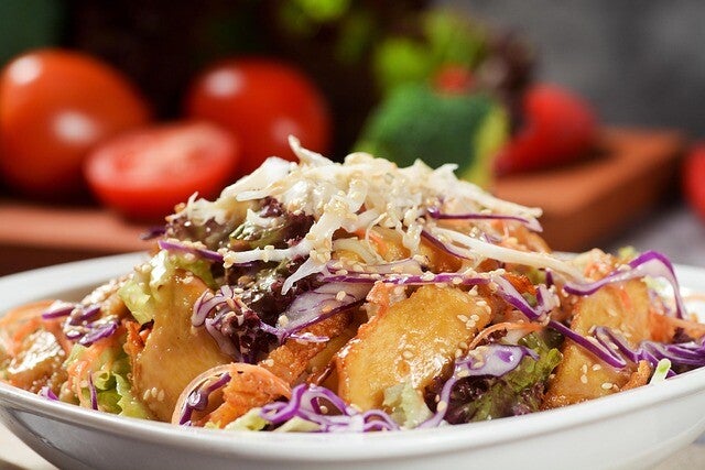 Caesar Salat mit Tempura Chicken