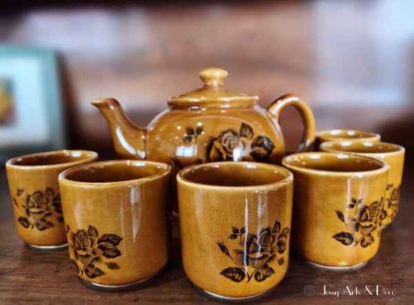 Service à thé en céramique caramel à décor de roses — 7 pièces
