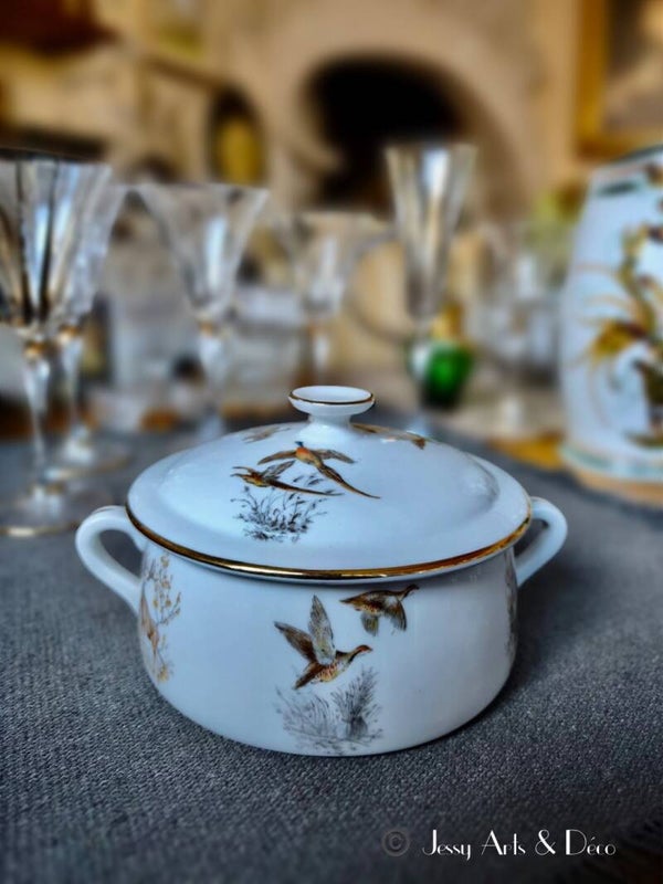 Petit légumier couvert en porcelaine – Décor de gibier