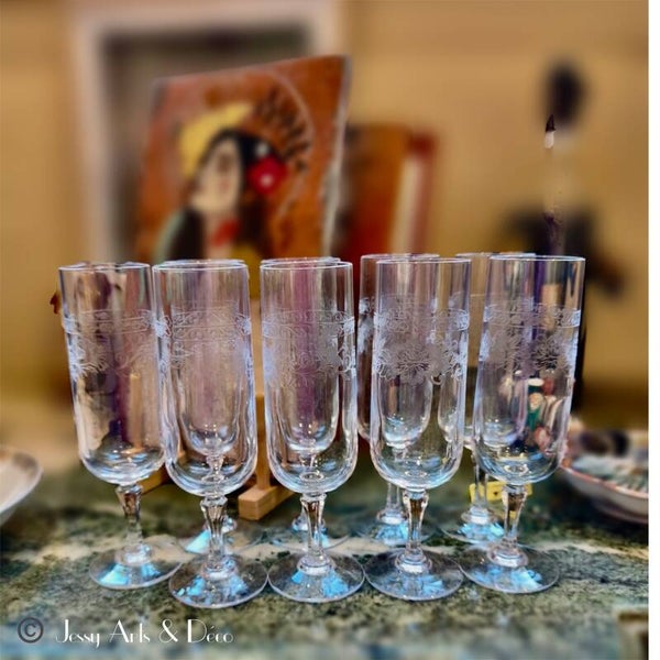 Ensemble de 9 flûtes à champagne à décor floral gravé