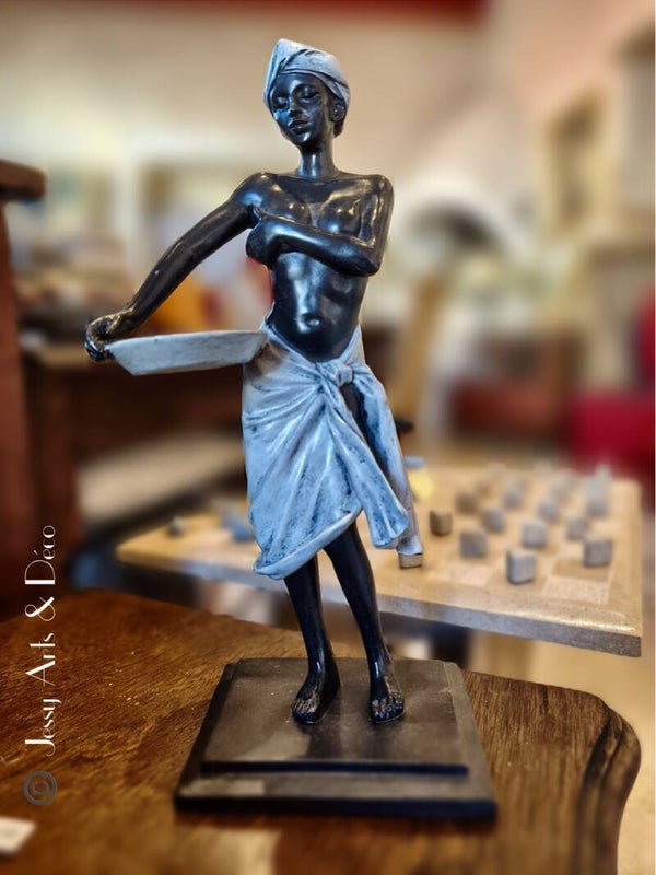 🪺 Statuette féminine avec coupe – Hauteur 30 cm