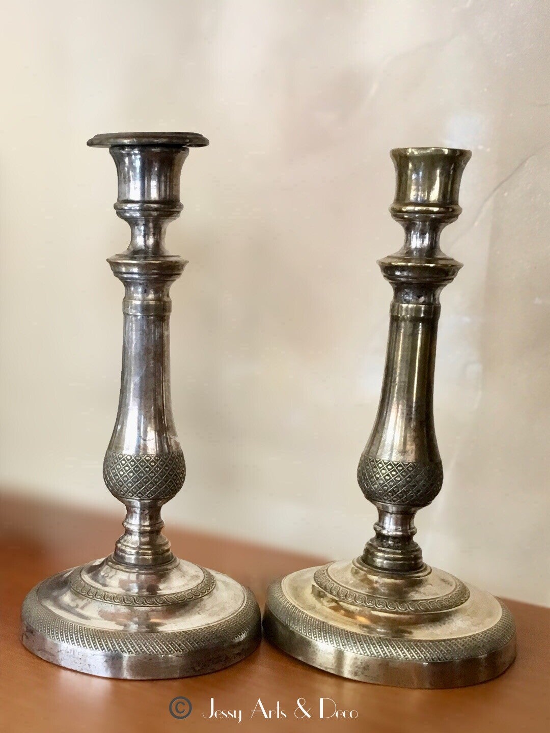 Paire de bougeoirs en métal argenté