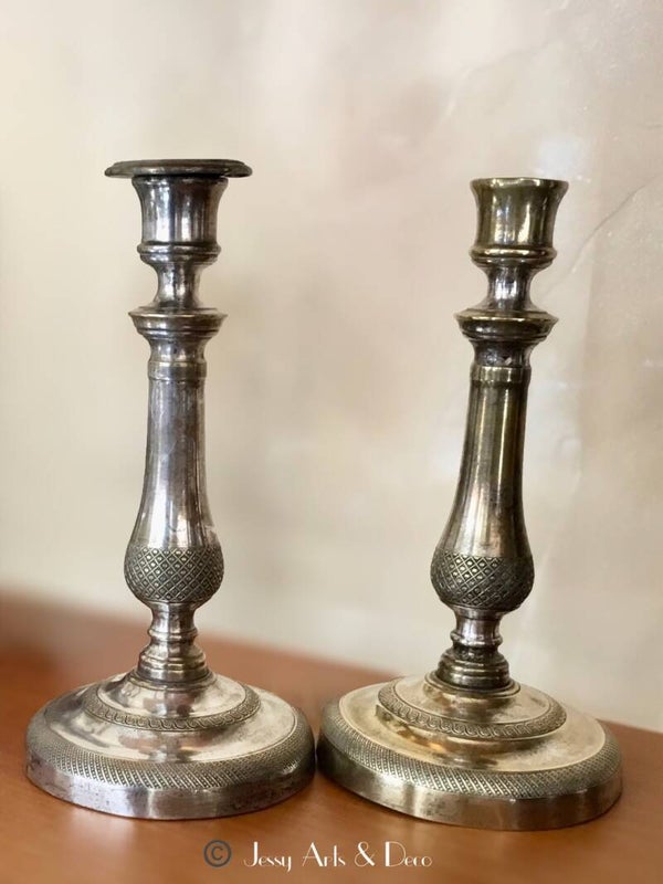 Paire de bougeoirs en métal argenté