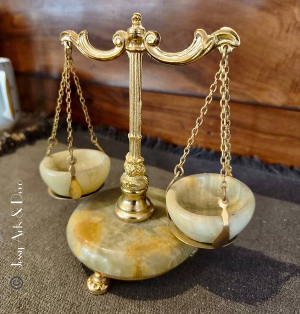 ⚖️ Petite balance décorative en métal doré et pierre veinée – H. 15 cm