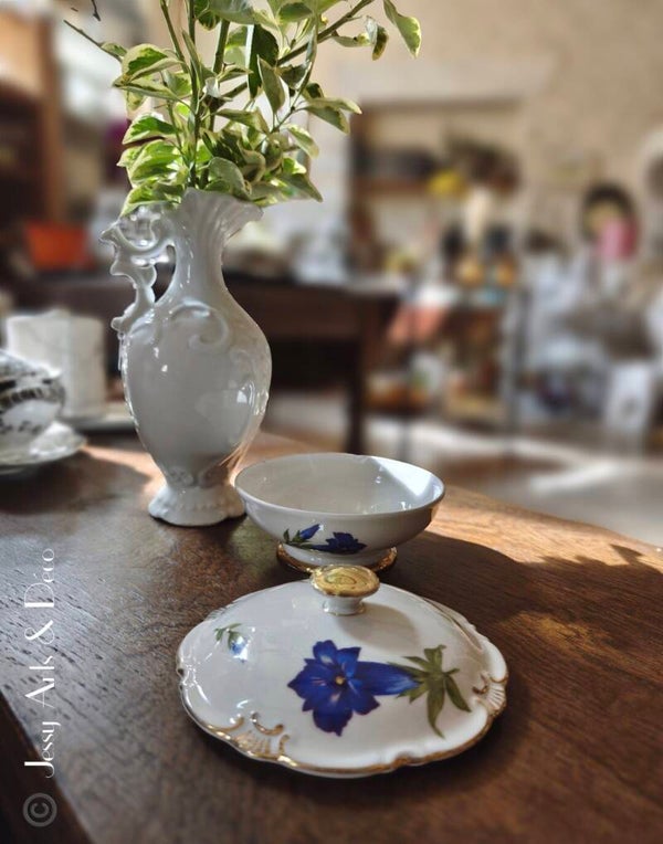 🪻Bonbonnière à décor de fleurs bleues et dorures