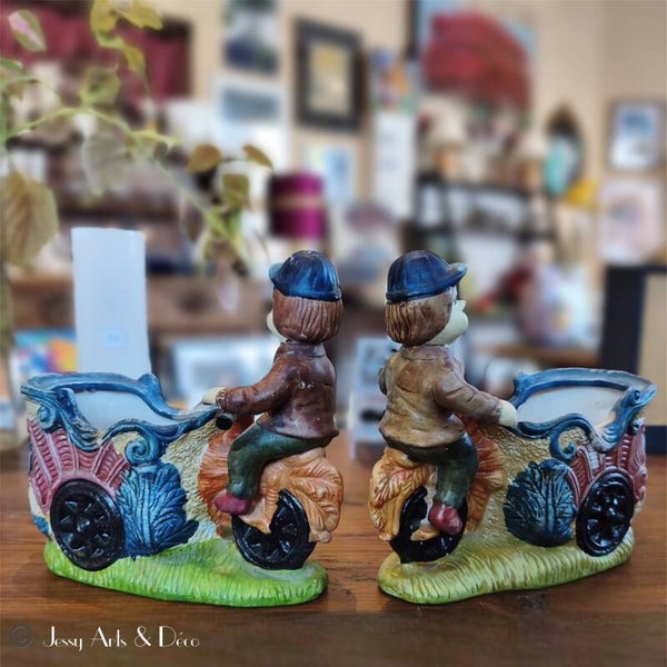 🛵 Paire de cache-pots en céramique polychrome – Enfants sur tricycles
