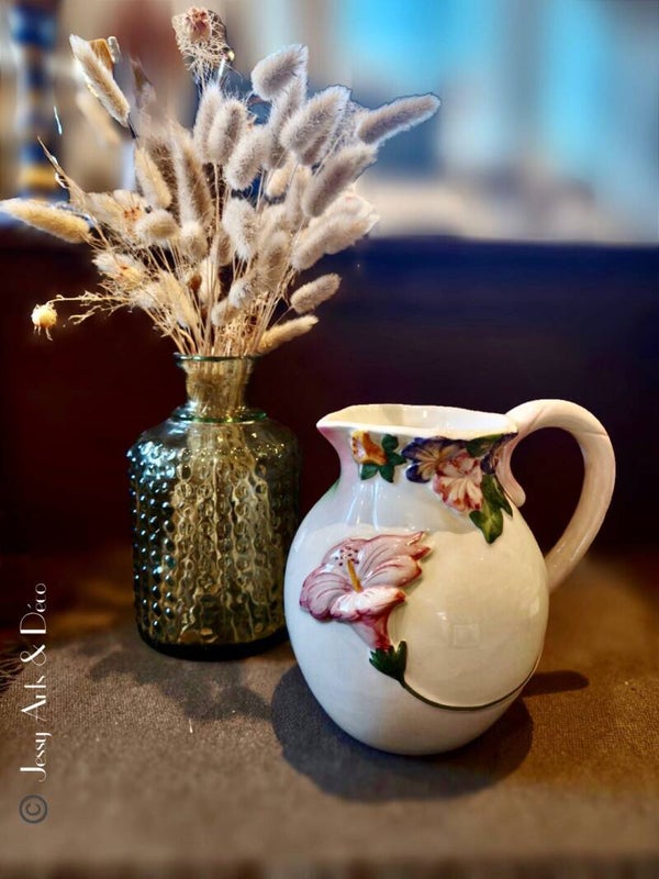 🌸 Pichet en céramique à décor floral en relief – 18 cm