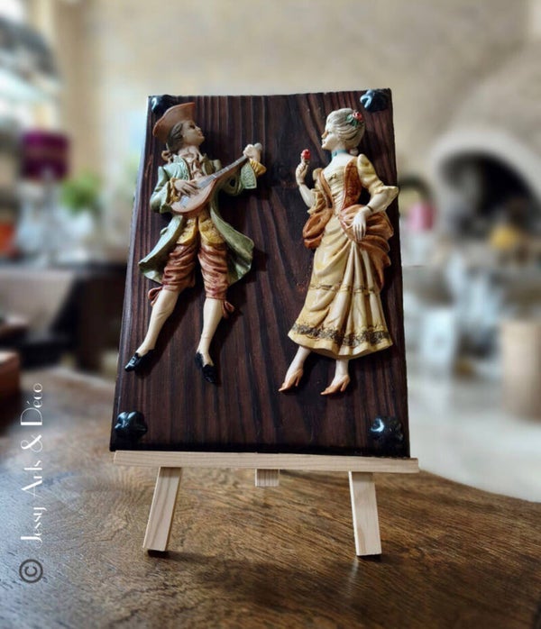Tableau relief vintage Cour d'Italie – Couple galant style Rococo / Louis XV (30x20 cm)
