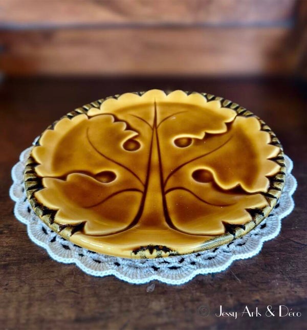 🍁 Assiette / Plat en barbotine vintage style Vallauris – Décor feuilles en relief